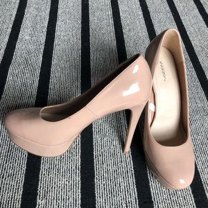 Nude pumps